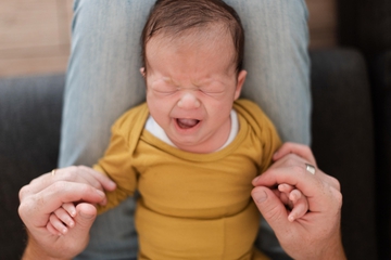 Moms, Ini Penyebab Bayi Tidak BAB Seminggu Tapi Kentut Terus