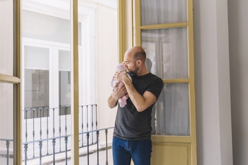 Awas, Bayi Bisa Kena Pneumonia dari Asap Rokok yang Menempel di Baju Orang Tuanya