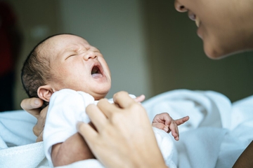 Bayi Sering Menangis di Sore Hari? Ini Penyebab dan Cara Menenangkannya