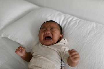 Tips Menenangkan Bayi Rewel di Malam Hari