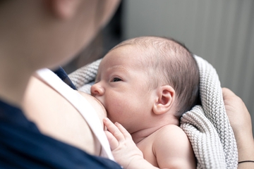 Cara Mengatasi Kondisi Bayi yang Susah Sendawa Setelah Minum ASI