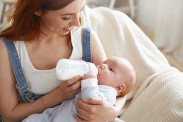 Cegah Si Kecil Tersedak, Ini Cara Menyusui Bayi dengan Botol yang Benar
