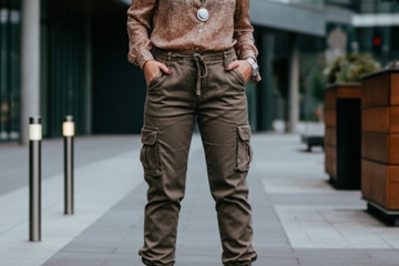 Tampil Stylish dan Trendi, Ini Baju yang Cocok untuk Celana Cargo Wanita