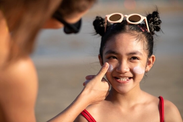 Moms, Ini Cara Memilih Sunscreen Aman untuk Anak-Anak