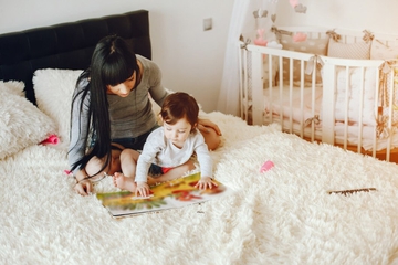 Manfaat Buku Kontras Bayi untuk Tumbuh Kembang Si Kecil