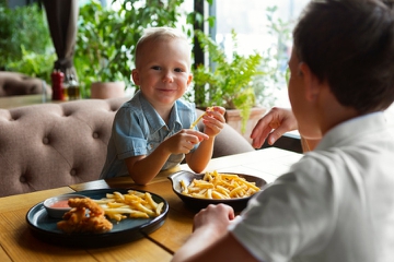 Moms, Ini Efeknya jika Anak Terlalu Sering Makan Gorengan