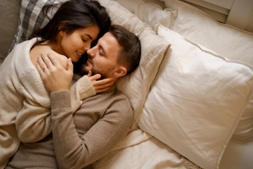 7 Jenis Ciuman yang Paling Disukai Pria, Praktikkan dengan Dads ya, Moms!