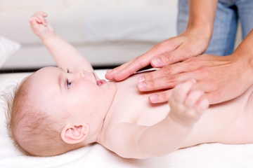 Rekomendasi Minyak Telon untuk Menghangatkan Tubuh Bayi Anda