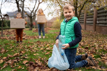 3 Cara Mengajarkan Anak untuk Peduli Sampah Sejak Dini