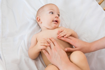 Ciri-Ciri dan Cara Mencegah Keringat Buntet pada Bayi