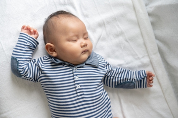 Ini Posisi Tidur Bayi yang Tepat saat Batuk Pilek