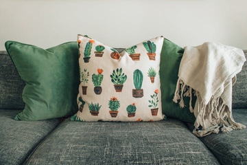 6 Solusi Praktis Menghapus Noda Membandel pada Sofa