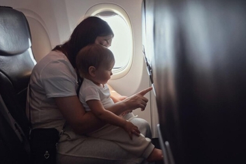Cara Menenangkan Bayi di Pesawat yang Wajib Moms Tahu