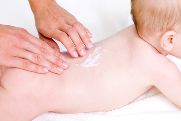 Berbahayakah Jika Bayi Dikerok? Ini Penjelasannya, Moms