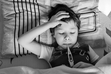5 Cara Mengatasi Anak Demam Tapi Tangan dan Kaki Dingin