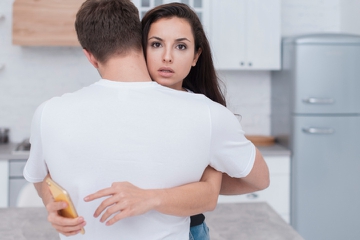 Wanita Selingkuh, Apakah Benar Mencintai Selingkuhannya?