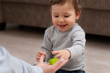 Bayi Aktif Menggunakan Tangan Kiri, Apakah Pasti Kidal?