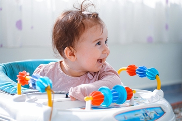 Stop Menggunakan Baby Walker! Ini Alasannya