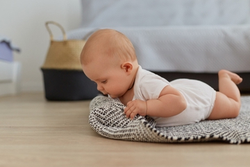 Cara Melakukan Tummy Time yang Tepat untuk Bayi 2 Bulan