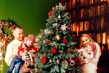 4 Ide Dekorasi Pohon Natal 2025, Buat Natal Anda Penuh Makna