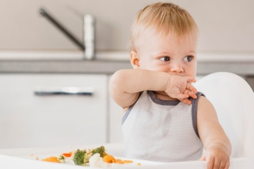 8 Tanda Bayi Tidak Suka MPASI dan Tips Mengatasinya