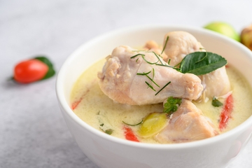 5 Resep Olahan Ayam Berkuah Khas Indonesia yang Bisa Moms Buat di Rumah