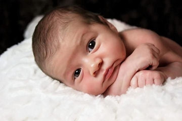 6 Cara Mengobati Mata Bayi Belekan dan Berair