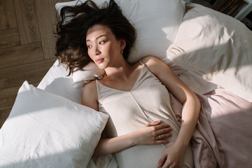 Tips Posisi Tidur yang Aman saat Bayi di Dalam Kandungan Melintang