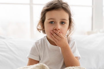Jangan Sampai Telat, Ini Pertolongan Pertama Anak Muntah Terus di Rumah!