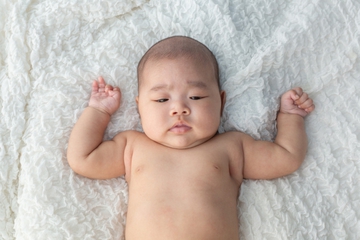 Tanda Lahir Putih pada Bayi: Normalkah atau Perlu Dikhawatirkan?