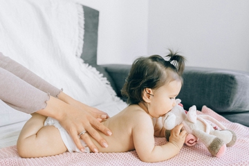 5 Tips Memijat Bayi agar Tenang