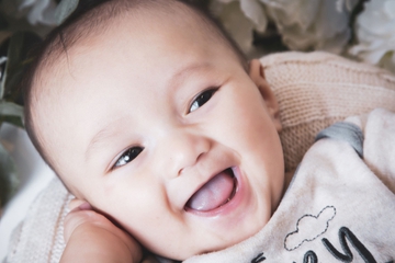 Gusi Bayi Putih, Normalkah? Ini Penyebab dan Cara Mengatasinya
