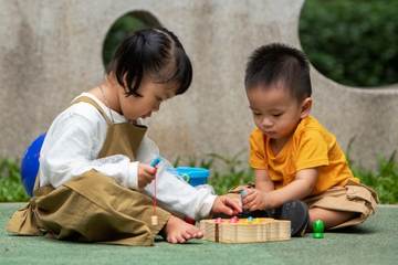 6 Tips Mengajarkan Anak Berbagi Sejak Dini