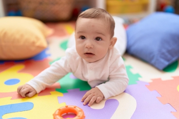 12 Stimulasi Bayi 5 Bulan untuk Melatih Motorik dan Kognitif