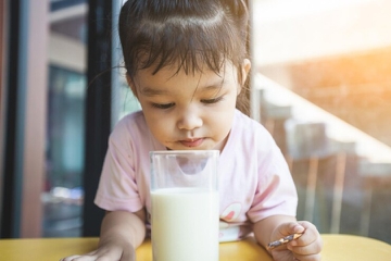 Waspada Alergi Susu Sapi pada Anak, Bisa Pengaruhi Tumbuh Kembangnya