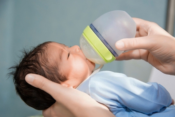 Cup Feeder Bayi, Ketahui Manfaat dan Cara Pakainya!