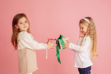 Tingkatkan Kemampuan Bersosialisasi, Ini Manfaat Mengajarkan Berbagi pada Anak
