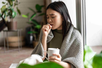 Alami Tenggorokan Gatal dan Batuk, Ini Cara Mengatasinya, Moms!