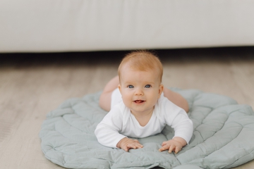6 Cara Mudah untuk Melatih Bayi Tengkurap Tanpa Rewel