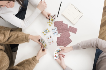 Rekomendasi Card Game untuk Dimainkan Bersama Keluarga saat Libur Awal Tahun
