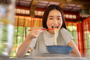 5 Manfaat Kesehatan Makan Pakai Sumpit