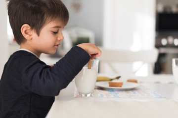 Apakah Anak 5 Tahun Masih Perlu Minum Susu? Ini Faktanya