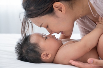Moms, Coba Cara Ini untuk Stimulasi Sensorik Bayi Baru Lahir