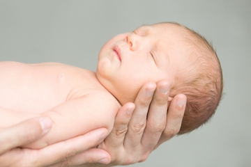 Cara Memandikan Bayi Baru Lahir yang Belum Puput Pusar