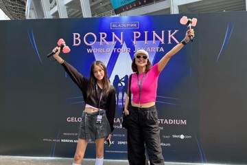 Serunya Para Celebrity Moms Temani Anak Nonton Konser BLACKPINK
