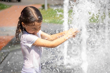 Si Kecil Takut Air? Jangan Khawatir, Ini Cara Mengatasi Anak Takut Air