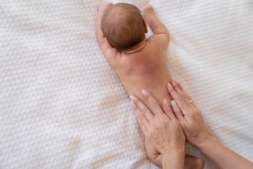 Rekomendasi Minyak Pijat Bayi yang Aman untuk Si Kecil