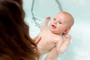 Mengapa Mandi Air Hangat Baik bagi Bayi? Ini 6 Alasan dan Manfaatnya