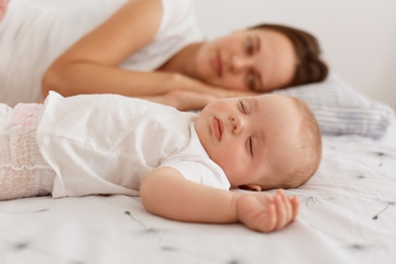 Moms, Ini Cara Mengatasi Bayi yang Tidur Miring