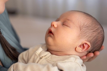 Jangan Keliru, Begini Cara Membersihkan Telinga Bayi